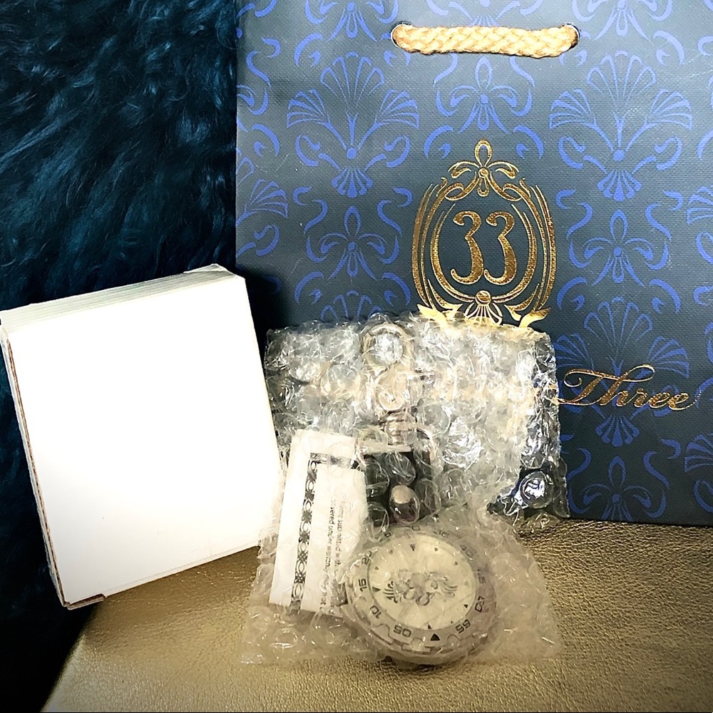 ⭐️💲SOLD💲⭐️ RARE ⭐️ DISNEY ⭐️ Club 33 Pocket Watch - Picture 4 of 16